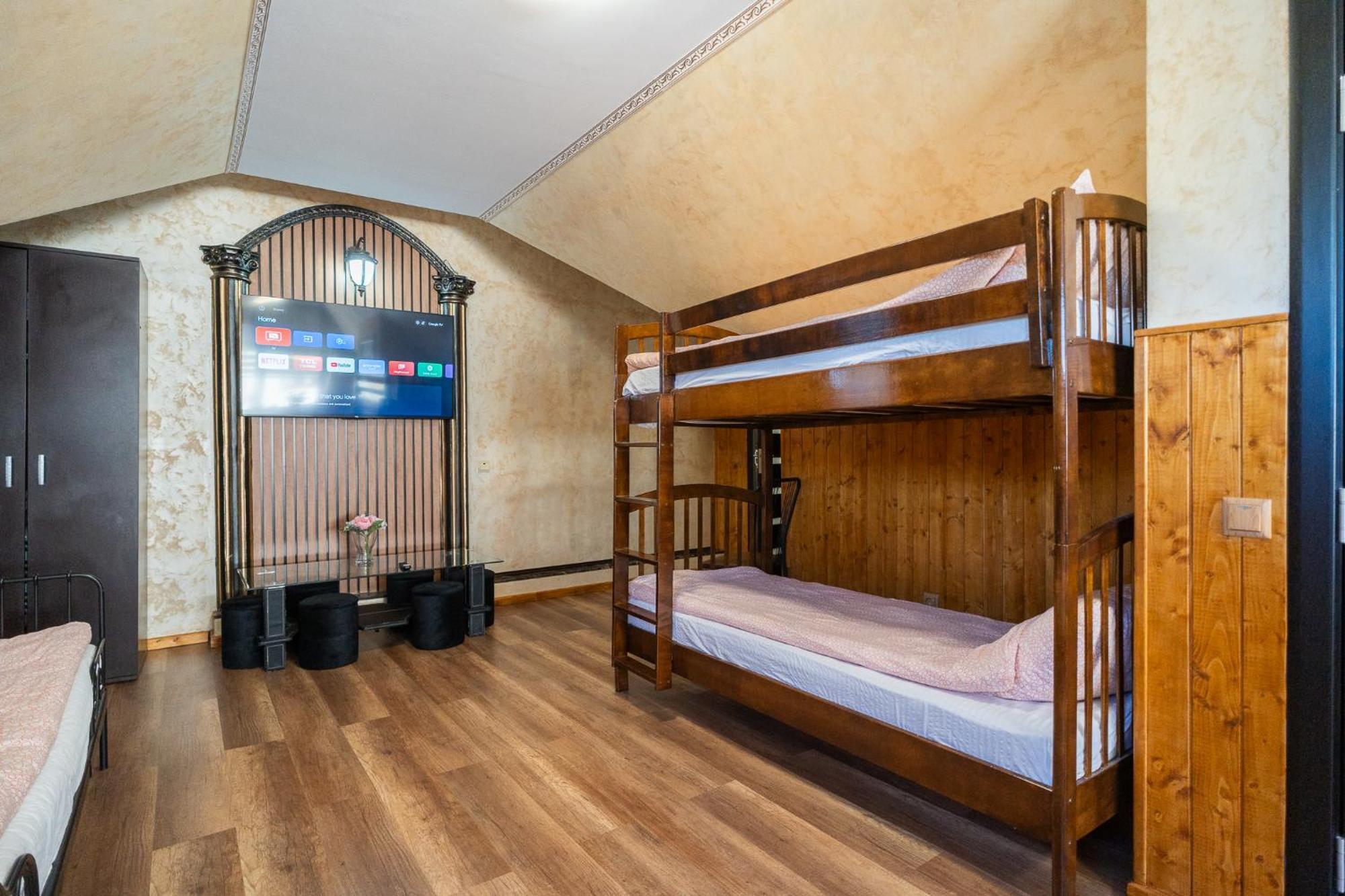 Luxurious With Lush Garden And Huge Terrace Near Herastrau Park