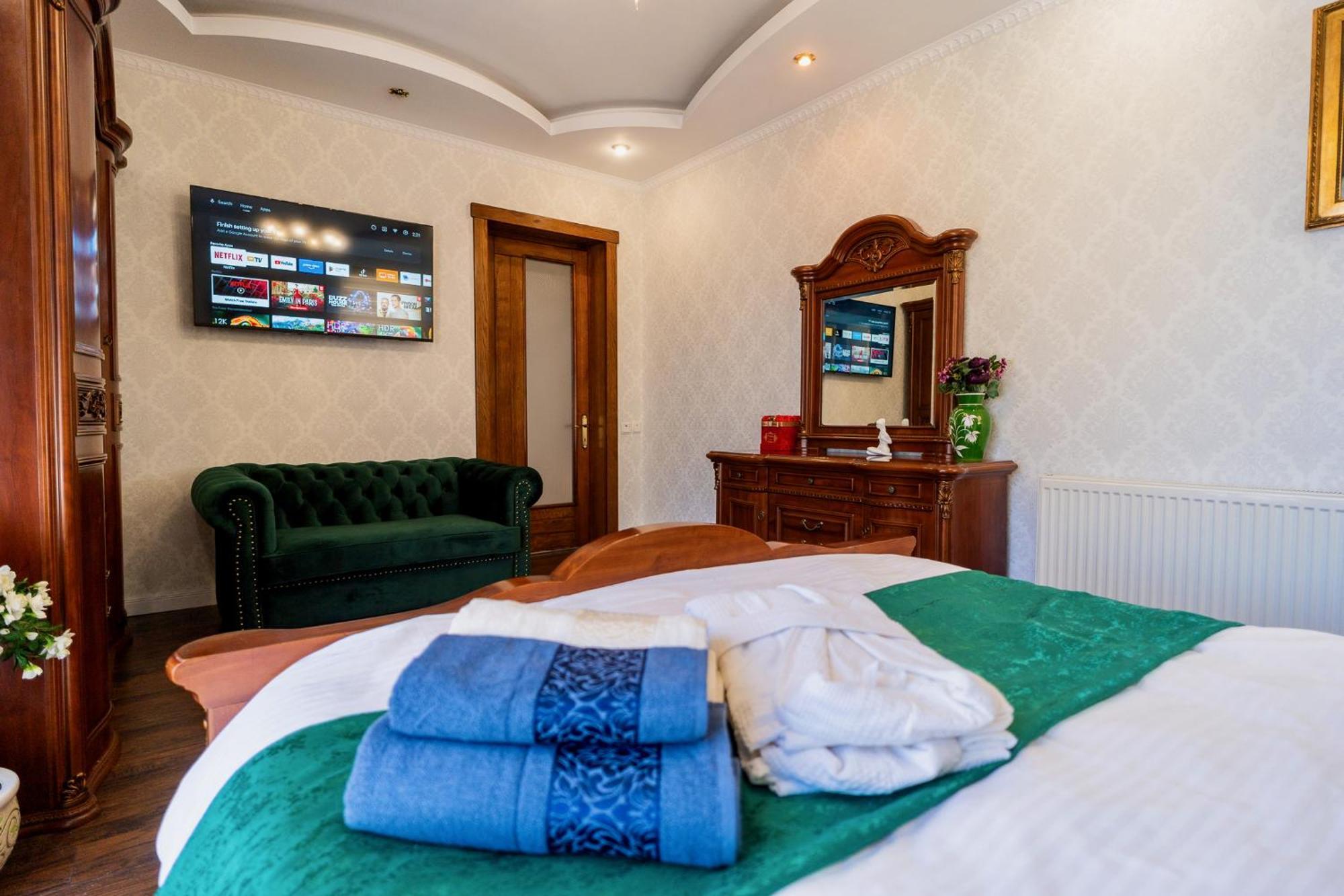 Luxurious With Lush Garden And Huge Terrace Near Herastrau Park Bucharest