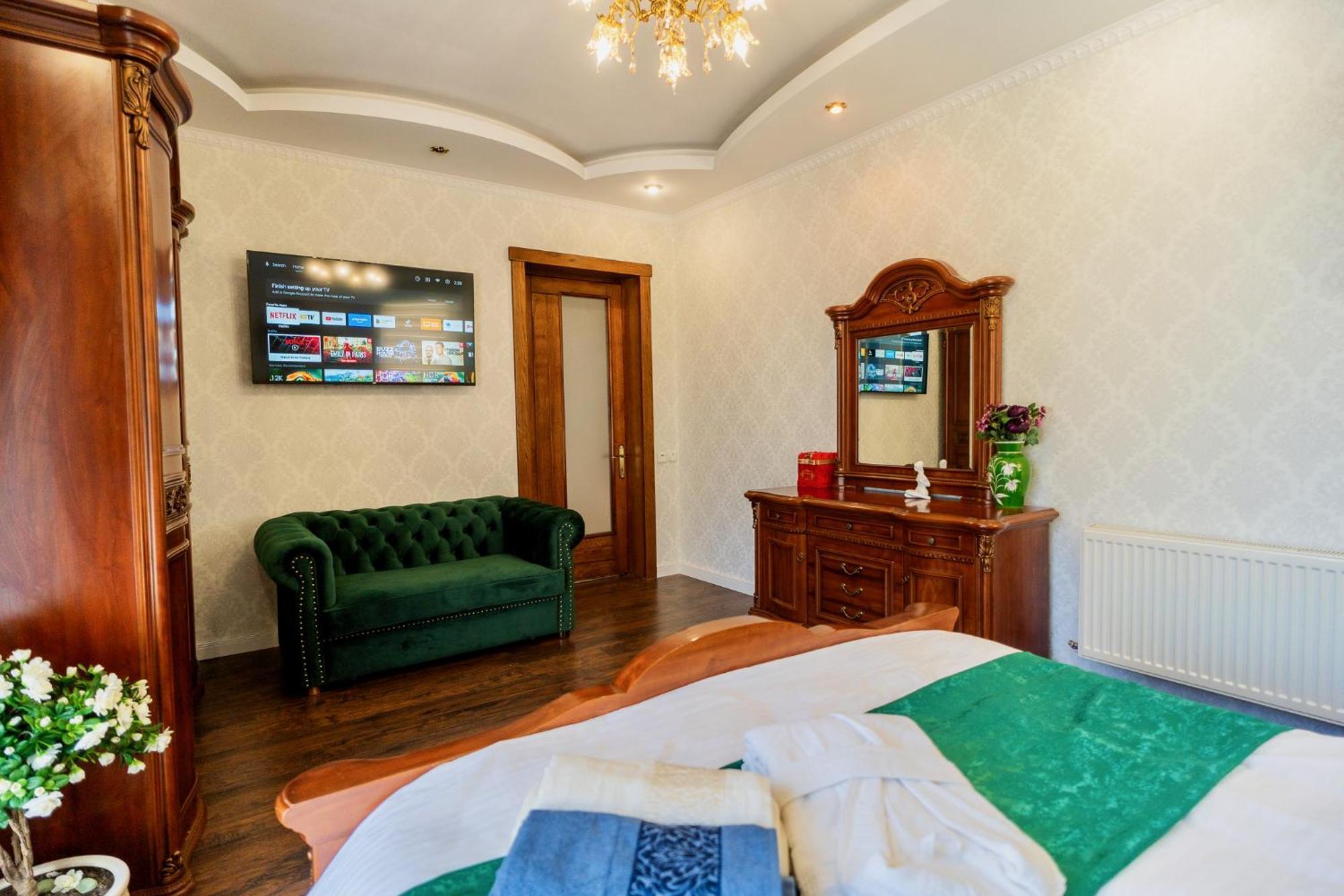 Luxurious With Lush Garden And Huge Terrace Near Herastrau Park Apartment