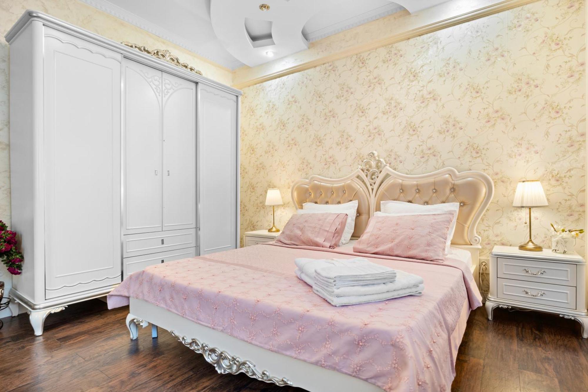 Apartment Luxurious With Lush Garden And Huge Terrace Near Herastrau Park