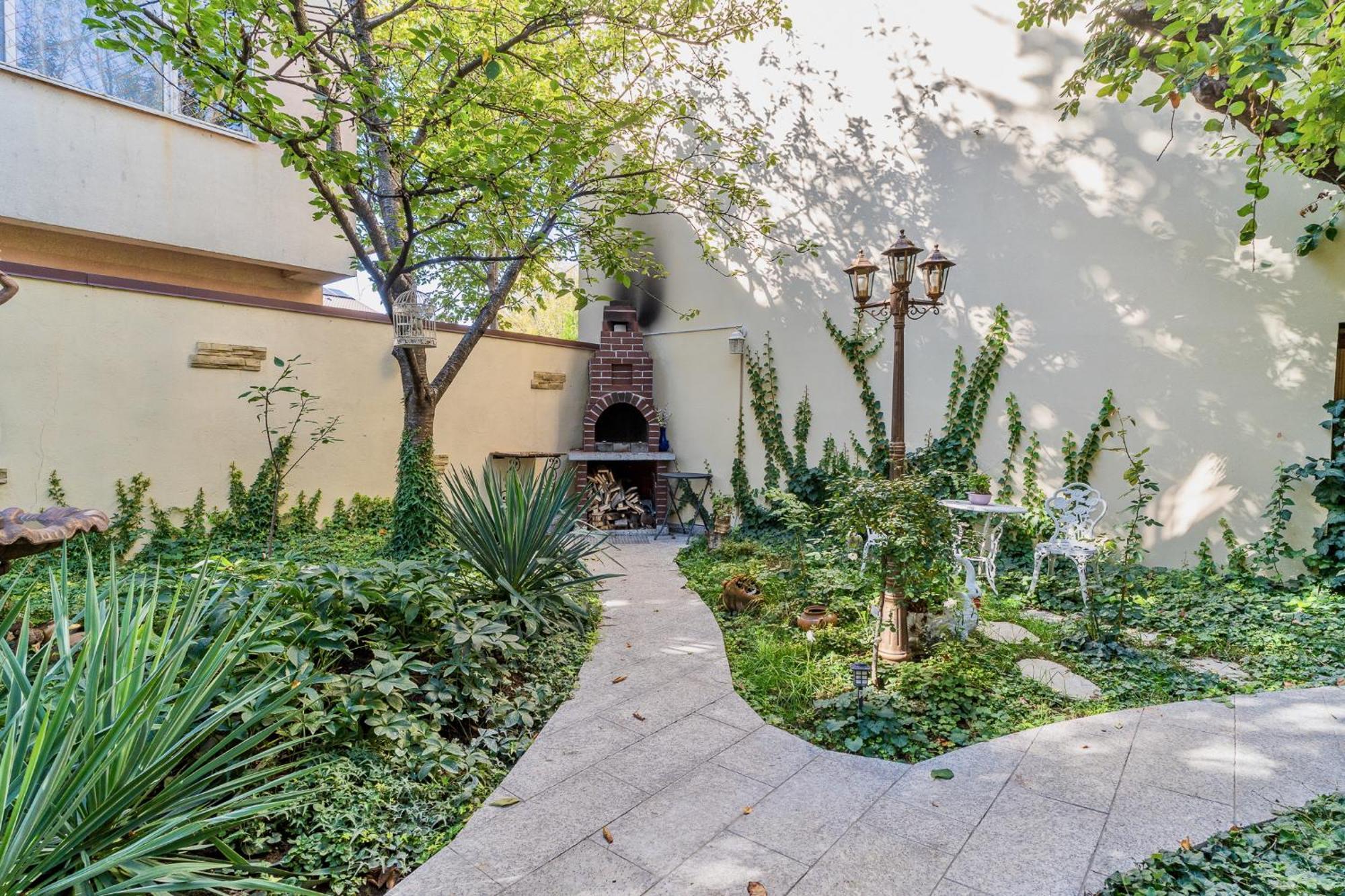 Luxurious With Lush Garden And Huge Terrace Near Herastrau Park *