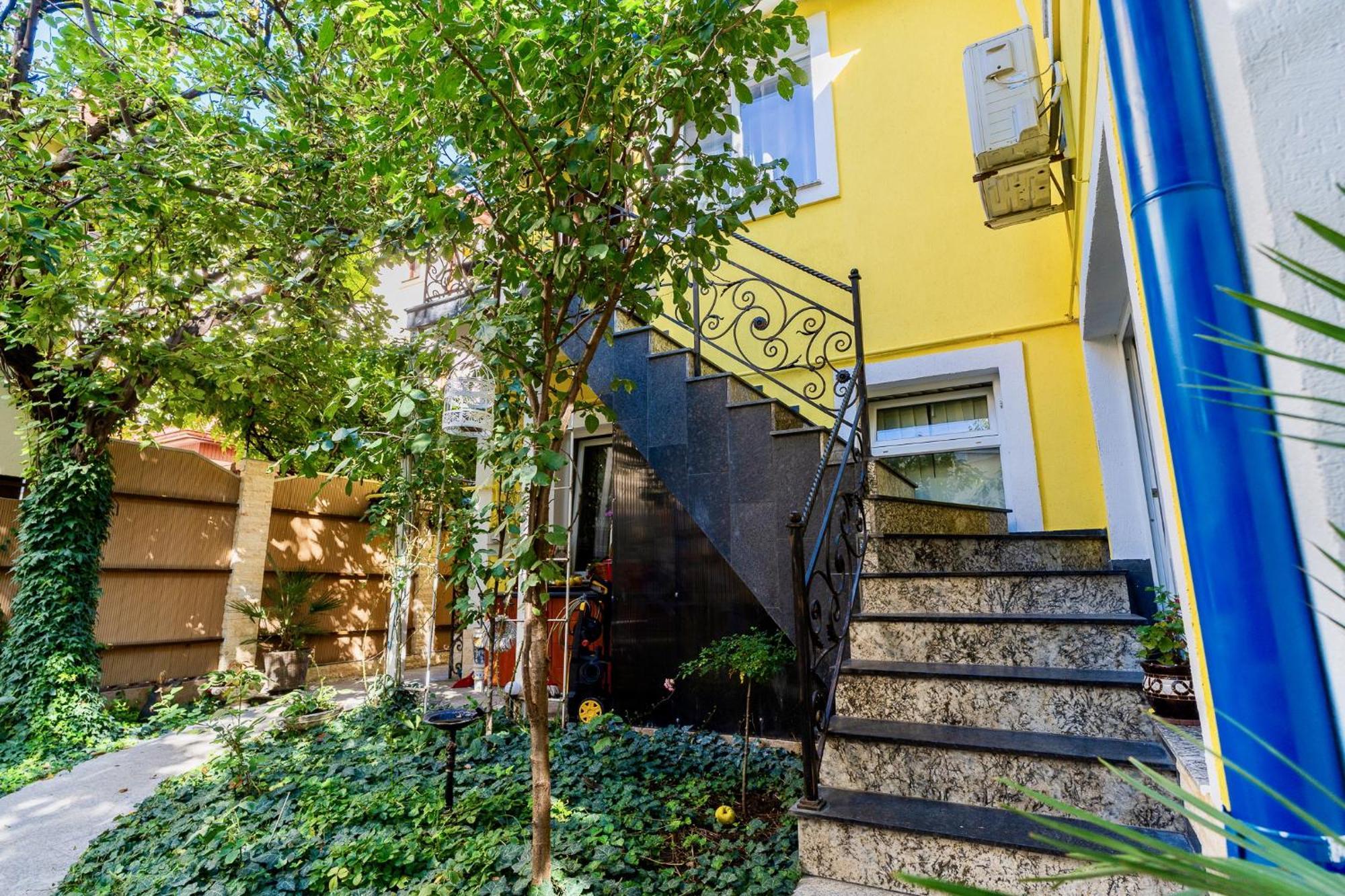 Luxurious With Lush Garden And Huge Terrace Near Herastrau Park Bucharest