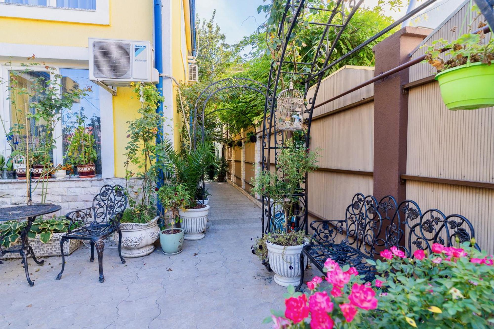 Luxurious With Lush Garden And Huge Terrace Near Herastrau Park