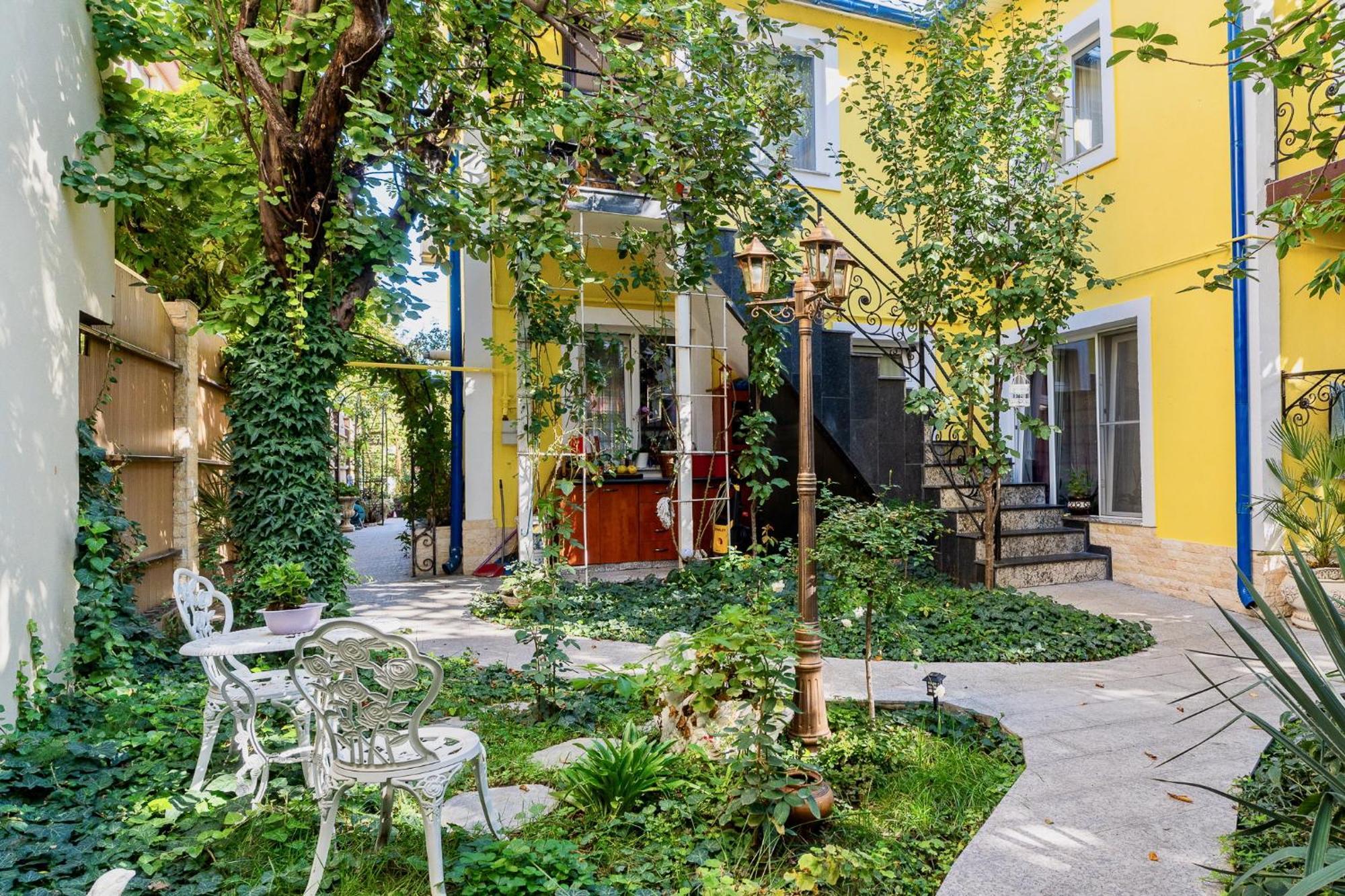 Luxurious With Lush Garden And Huge Terrace Near Herastrau Park Apartment